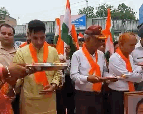 स्टेशन चौराहे पर मां भारती की आरती की गई।