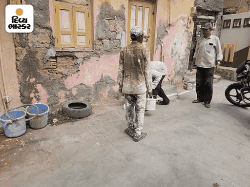 डिप्टी कलेक्टर ने मंदिर के बाहर मार्किंग करवाई।