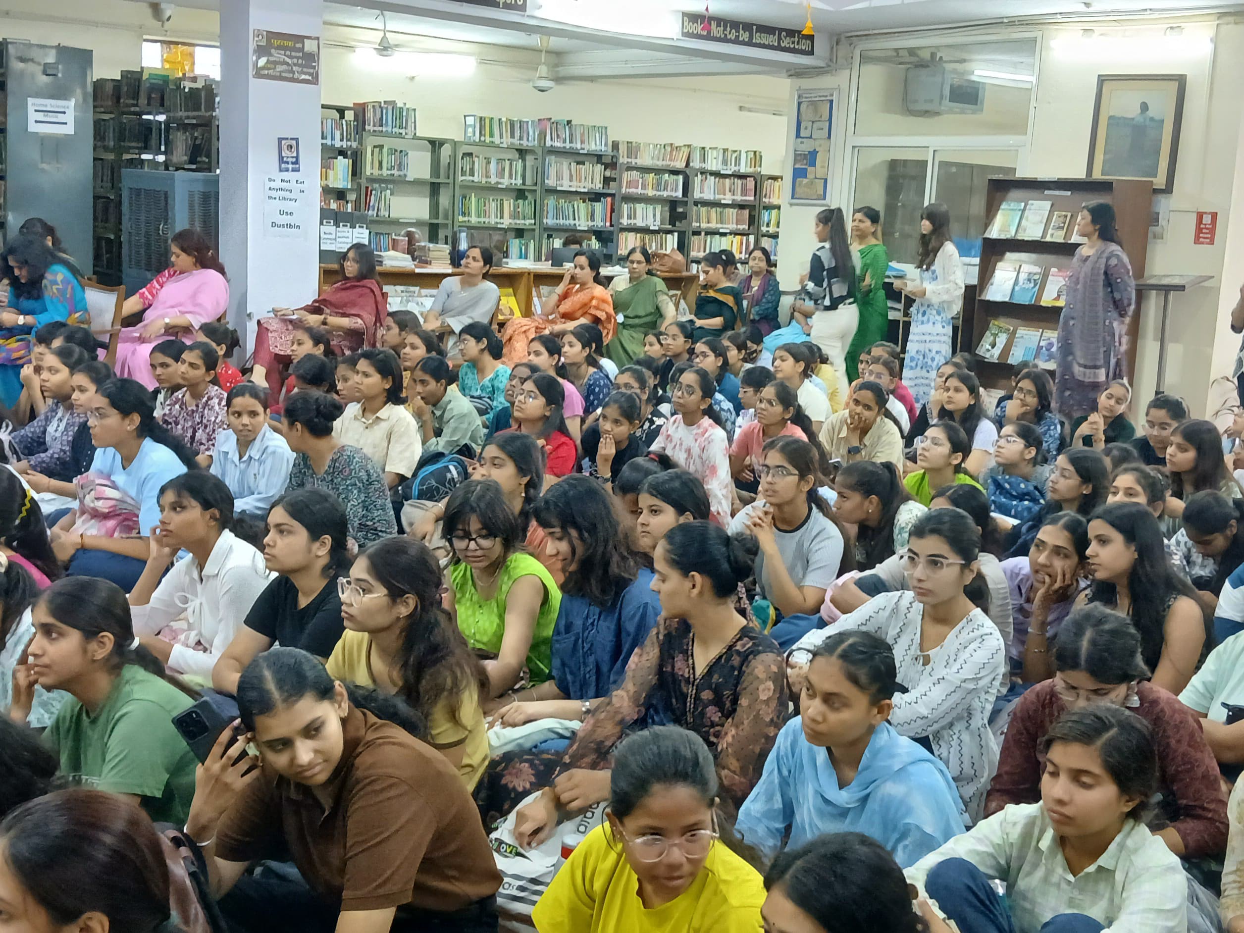 प्राध्यापिकाओं ने थियेटर क्लब के माध्यम से लघु नाटक प्रस्तुत कर कॉलेज के नियमों से छात्राओं को अवगत कराया।