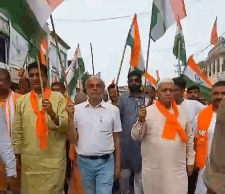 तिरंगा रैली में जनप्रतिनिधी शामिल हुए।
