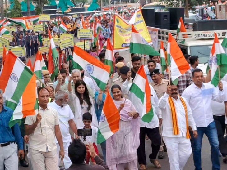 तिरंगा रैली में नशामुक्ति की शपथ दिलाई।