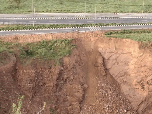 हाईवे की लिंक रोड के नीचे तक गहरा गड्ढा हो गया है। जिससे लोगों को हादसे का डर सता रहा है।