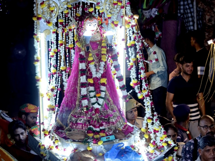 तीज माता की शोभायात्रा में शामिल हुए लोग।