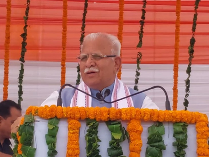 Union Minister Manohar Lal Khatter addressing the tricolor journey program.