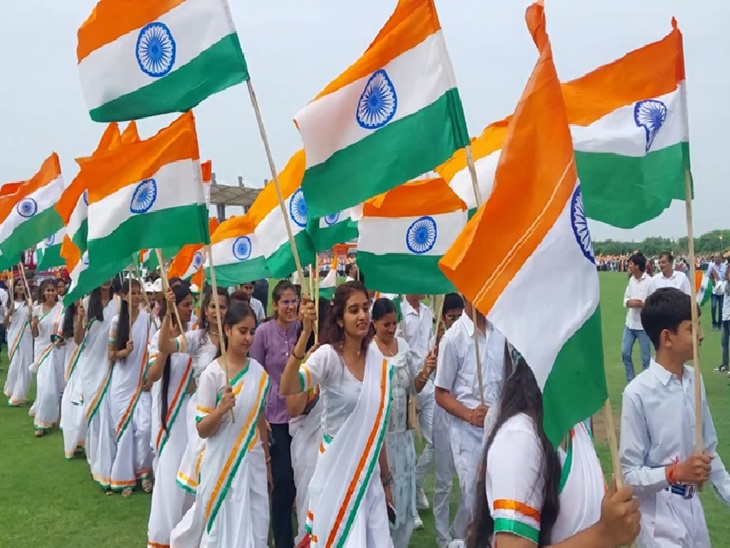 Girls participating in the tricolor journey.