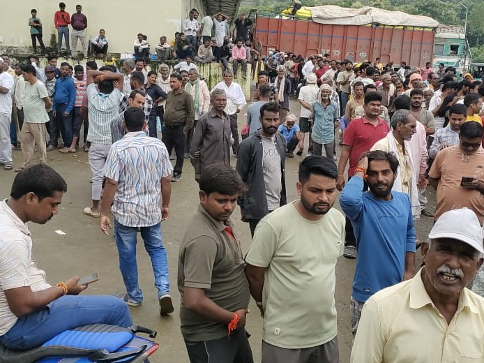 जिले में किसानों को खाद के लिए लंबा इंतजार करना पड़ रहा है।