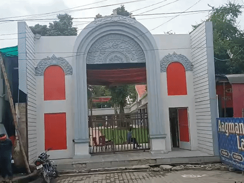 अखिलेश दुबे का आगमन गेस्ट हाउस। इसे भी जिसे भी केडीए के पार्क को कब्जा कर बनाया गया है। लेकिन कोई अधिकारी इस पर बात नहीं करता।