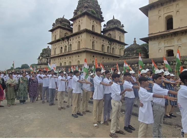 कलेक्टर ने प्रतिभागियों को नशामुक्ति की शपथ दिलाई।