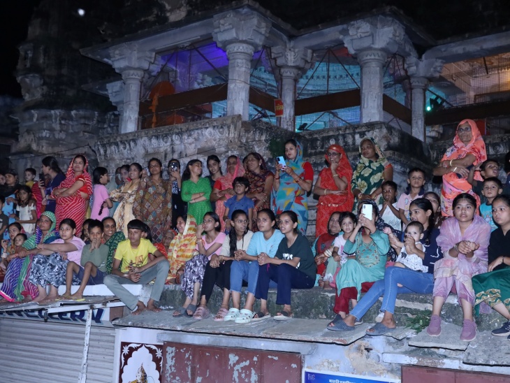 शोभायात्रा देखने उमड़े बूंदीवासी।