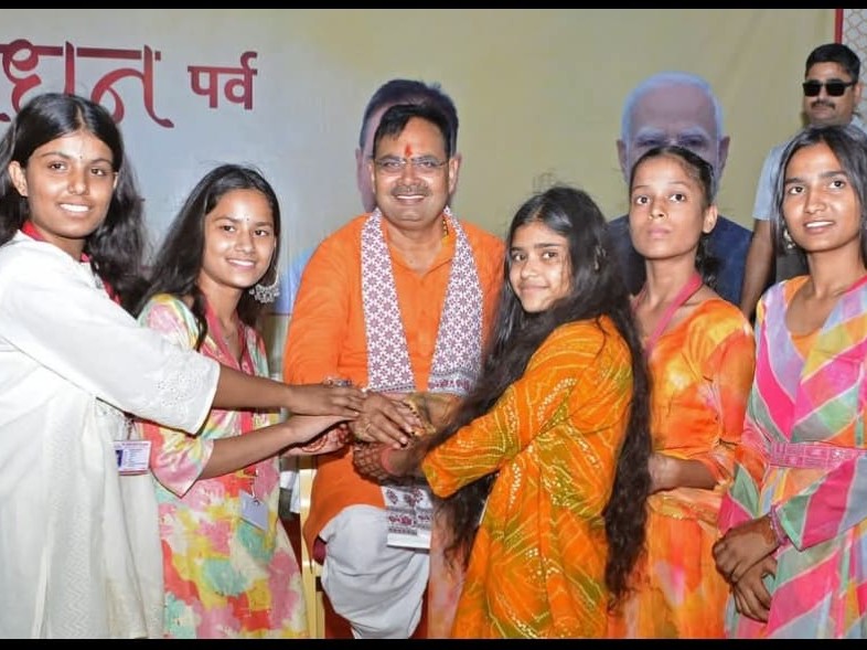 राजकीय विद्यालयों की 231 छात्राओं और 8 शिक्षिकाओं ने मुख्यमंत्री को राखी बांधी।