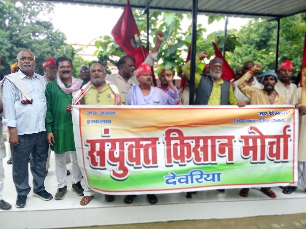 देवरिया में किसानों ने विरोध प्रदर्शन किया।