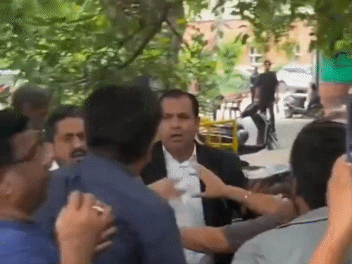 During this time, the lawyers and people present nearby intervened and separated the two.