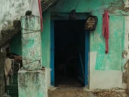 इसी घर में मृतक अपने दो पतियों के साथ रहता था।