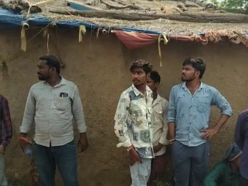 हत्या की खबर मिलते ही मौके पर ग्रामीणों की भीड़ इकट्ठा हो गई।