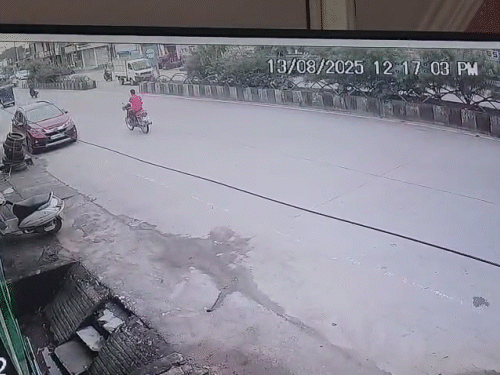 वक बाइक सहित सड़क किनारे खड़ी कार से टकराकर नीचे गिर पड़ा।