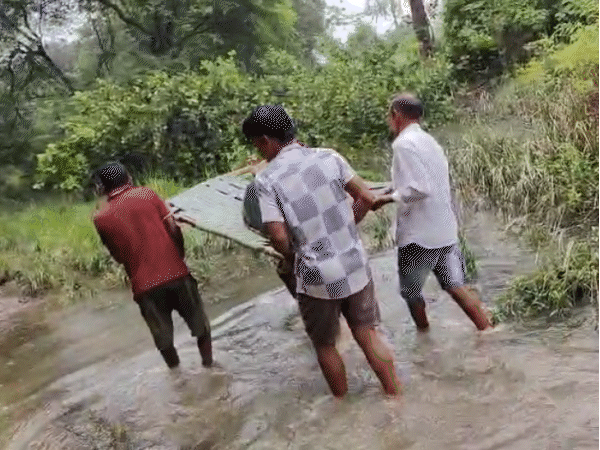 महिला को ले जाते हुए लोगों को परेशान होना पड़ा।