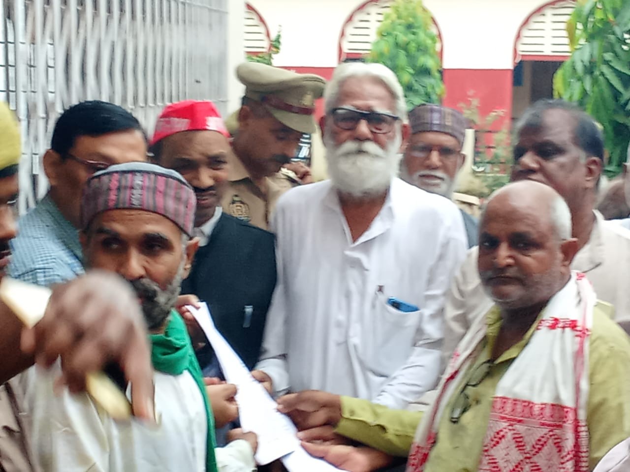 देवरिया में किसानों ने विरोध प्रदर्शन किया।