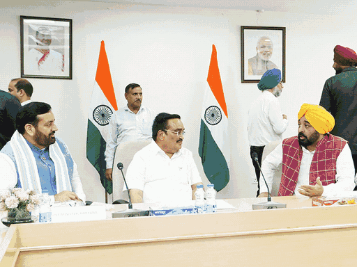 Chief Minister of Haryana-Punjab along with Union Minister R. Patil at Delhi's meeting.