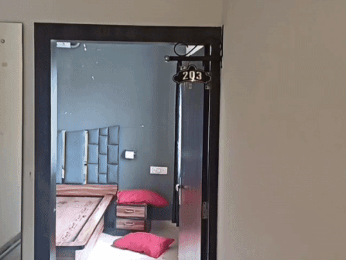 सिरसा में लाल बत्ती चौक के पास स्थित होटल का वह कमरा, जिसमें युवक-युवती ठहरे थे। - Dainik Bhaskar