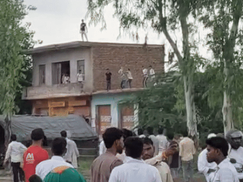 झड़प के दौरान लोगों ने छतों से पत्थर फेंके।
