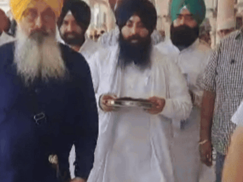 श्री अकाल तख्त साहिब में सेवा करते शिक्षा मंत्री हरजोत बैंस।