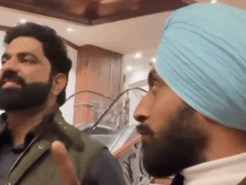 पाकिस्तान की संसद में यूट्यूबर अमरीक सिंह पाकिस्तान की खुफिया एजेंसी ISI के एजेंट नासिर के साथ। - फाइल फोटो
