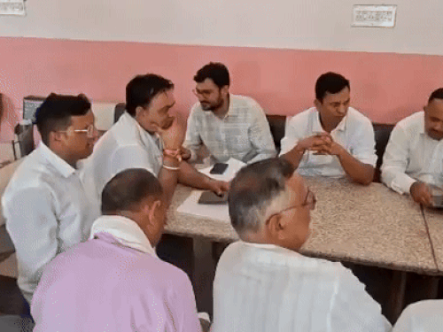 प्रतिनिधि मंडल से बातचीत करते हुए सीकर ADM रतन कुमार और अन्य अधिकारी।