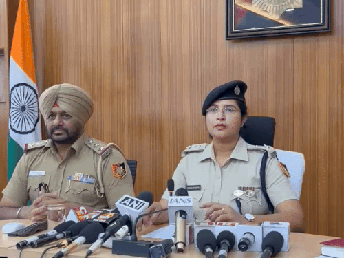 एसपी मामले की जानकारी देते हुए।
