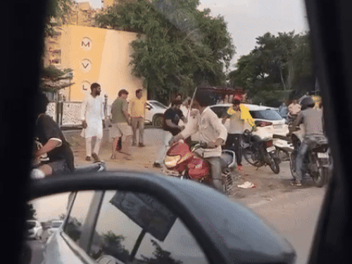 जमीन पर गिरे युवक पर लाठी डंडों से हमला किया। एक युवक ने बड़ा पत्थर उठाकर नीचे गिरे युवक की पैरों पर जोर से पटका।