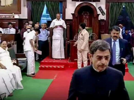 6 जनवरी को तमिलनाडु विधानसभा से वॉकओवर करते राज्यपाल आरएन रवि।