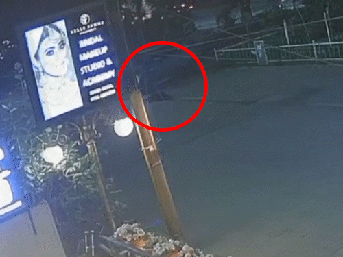 सड़क पर गिरा था शख्स, ड्राइवर ने कार चढ़ा दी।