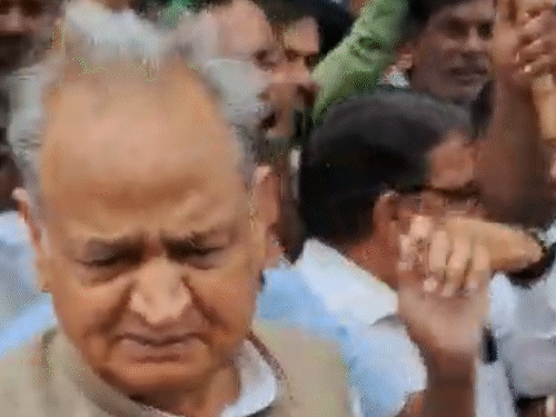 पूर्व सीएम अशोक गहलोत के आते ही कार्यकर्ताओं ने उनके नाम के नारे लगाने शुरू कर दिए।