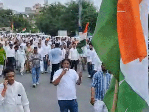 कांग्रेस का पैदल मार्च आज दोपहर करीब 12 बजे प्रदेश कांग्रेस मुख्यालय से शुरू होकर शहीद स्मारक पर खत्म हुआ।