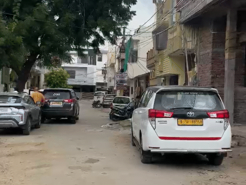 तीनों आरोपियों के घर जयपुर-अजमेर की टीमों ने अलग-अलग कार्रवाई की है। फिलहाल आरोपियों से पूछताछ भी की जा रही है।