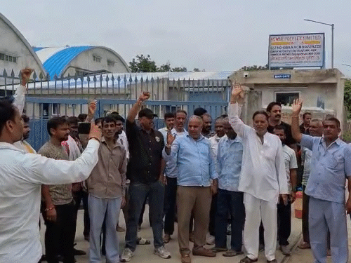 ग्रामीणों का फैक्ट्री के बाहर प्रदर्शन, मुआवजे की मांग पर अड़े हैं।