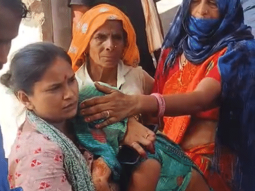 दूसरी पिकअप में सवार महिलाएं अपने परिजनों की मौत के बाद अस्पताल में बिलखती रही।