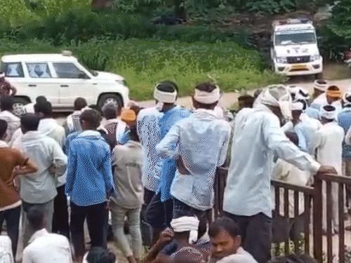पुलिस ने आक्रोशित लोगों को समझाइश कर मामला शांत कराया।