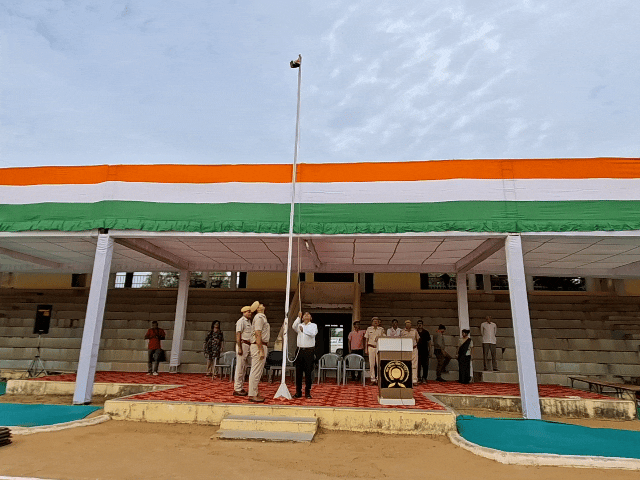 रिहर्सल में ध्वजारोहण करते हुए एडीएम रतन कुमार।