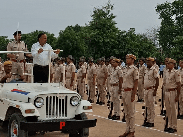 परेड का निरीक्षण करते हुए एडीएम रतन कुमार।