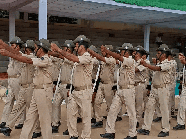 मंच के सामने से गुजरते हुए मार्च पास्ट।