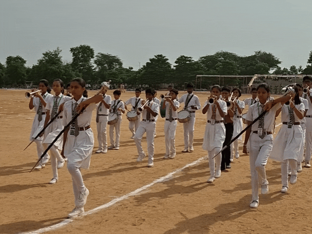 सेंट मैरी स्कूल का बैंड परफॉर्म करते हुए।