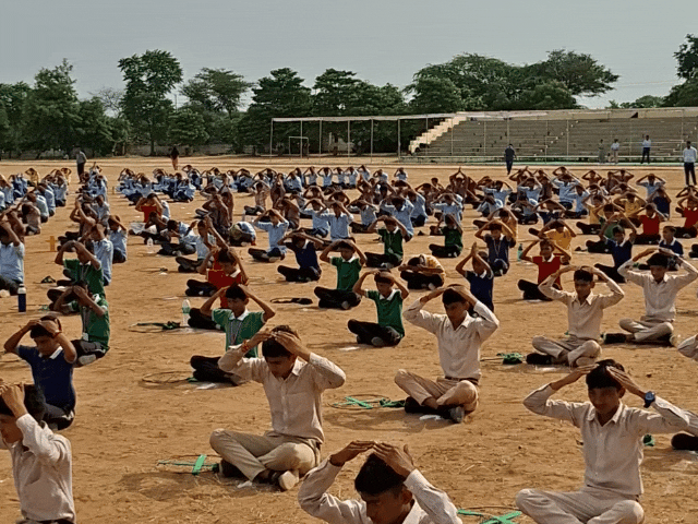 सामूहिक व्यायाम का प्रदर्शन करते हुए स्कूली बच्चे। करीब 800 से ज्यादा स्टूडेंट्स इसमें शामिल हुए।