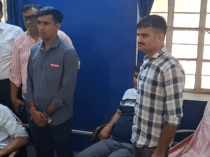 कार्रवाई करते हुए एसीबी की टीम।
