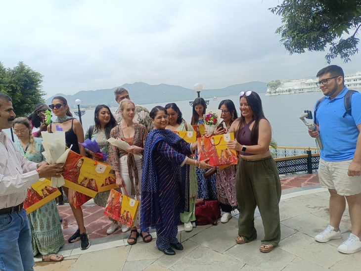 अन्य देशों से आए कंटेंट क्रिएटर्स का उदयपुर में स्वागत भी किया गया