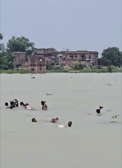 बिहार के लखीसराय में बुधवार को बाढ़ के पानी में एक नाव पलट गई। नाव पर सवार लोग जान बचाने के लिए पानी में कूद गए।