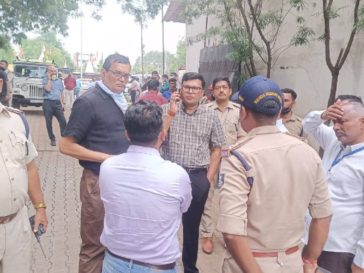 गैस लीक होने की जानकारी मिलते ही प्रशासन के अधिकारी मौके पर पहुंच गए।
