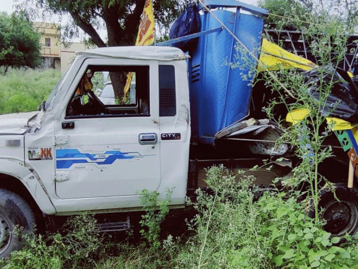 तस्वीर, सैंथल थाने में खड़ी पिकअप की है। इसके पीछे का हिस्सा पूरी तरह डैमेज हो गया। इससे अंदाजा लगाया जा सकता है कि हादसा कितना भीषण था।