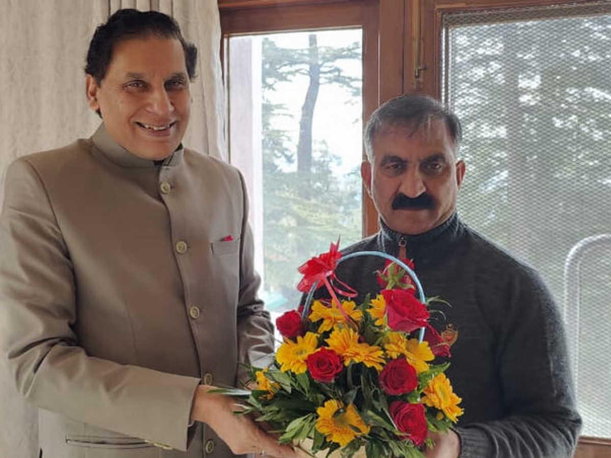 मुख्य सचिव प्रबोध सक्सेना मुख्यमंत्री को फूलों का गुलदस्ता देते हुए (फाइल फोटो)