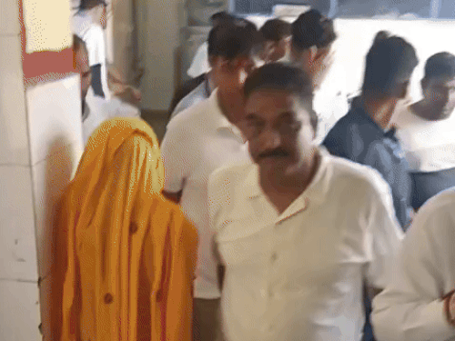 विधायक भागचंद टांकड़ा ने लापरवाही पर अस्पताल प्रशासन को फटकार लगाई और एसडीएम को मौके पर बुलाकर कार्रवाई के निर्देश दिए।