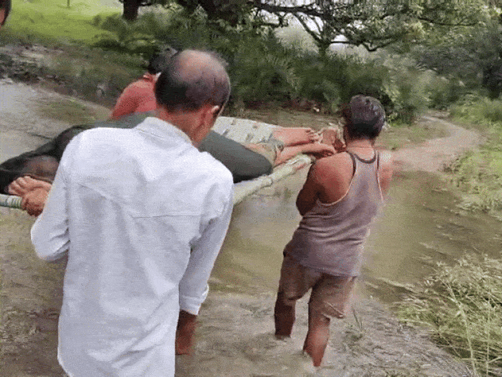 गर्भवती महिला काे खटिया पर लेटाकर ले जाया गया।